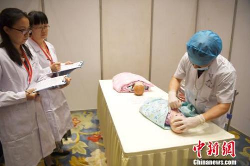 资料图：一儿科医生正在进行体格检查临床技能操作比赛。　韩苏原 摄