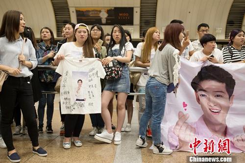 资料图:一名韩国艺人的“粉丝”在北京首都国际机场接机。<a target='_blank' href='http://www.chinanews.com/'>中新社</a>记者 刘关关 摄