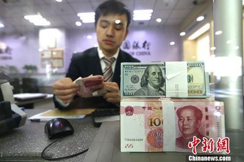 资料图:银行工作人员正在清点货币。 中新社记者 张云 摄 资料图:银行工作人员正在清点货币。 中新社记者 张云 摄