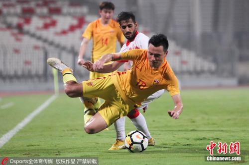 郜林與對手拼搶被放倒。圖片來源:Osports全體育圖片社