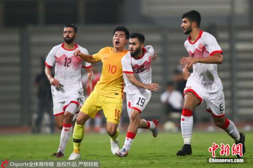 鄭智與對手拼搶中。圖片來源:Osports全體育圖片社