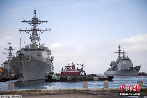 當地時間9月10日,美國弗吉尼亞州諾福克,美國海軍軍艦駛離諾福克海軍基地,準備在颶風“佛羅倫斯”到來之前,在大西洋渡過風暴。