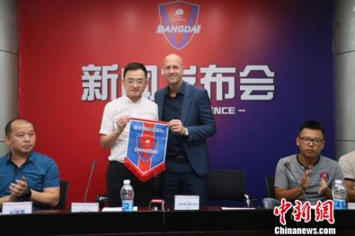 資料圖:小克魯伊夫正式成爲重慶斯威俱樂部主教練,從郝海濤手中接過指揮棒