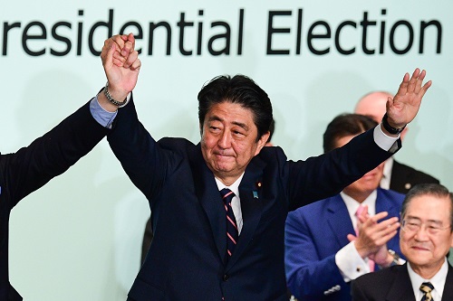 日本首相安倍晋三20日连续第三次当选自民党总裁（法新社）
