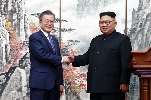 2018年9月19日,在朝鲜平壤,朝鲜国务委员会委员长金正恩(右)与韩国总统文在寅在举行共同记者会后握手。 新华社发