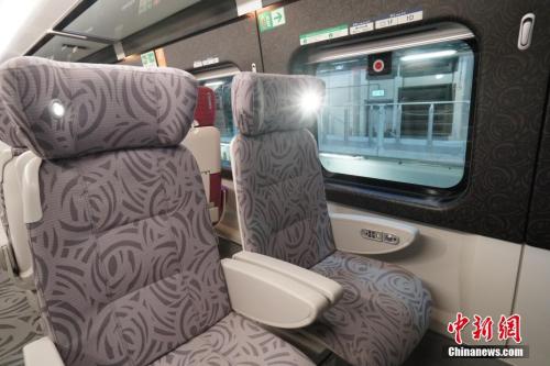 图为即将投入高铁香港段运营的港铁“动感号”一等座车厢。 中新社记者 张炜 摄