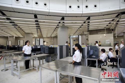 资料图：7月26日，港铁召开记者会更新高铁香港段进度，图为高铁的入闸机及安检大堂。中新社记者 麦尚旻 摄