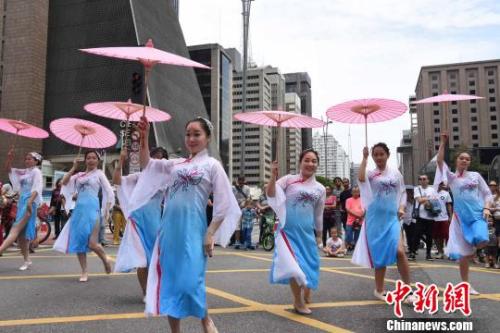 巴西唐韵艺术团女学员展示中国旗袍。莫成雄 摄
