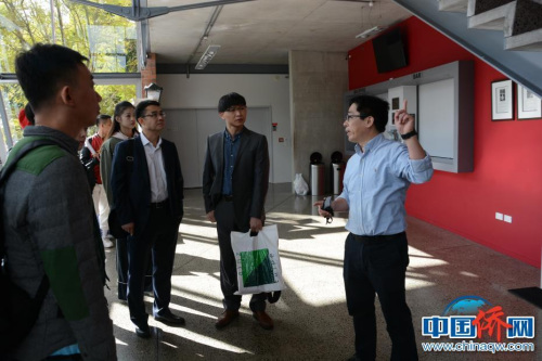 图为巡演团团长、中央民族大学国际合作处副处长胡华征(右三)率团抵达瑞伊•弗瑞德曼艺术中心,与演出筹办方、奥克兰孔子学院中方院长周兵(右一)交流。 中央民族大学供图 刘佳摄