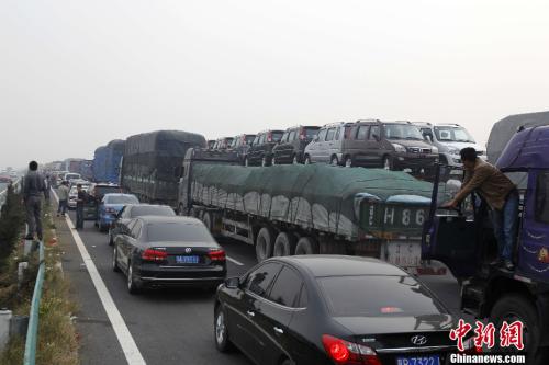 资料图:国庆放假高速免费首日 大广高速拥堵不堪 <a target='_blank' href='http://www.chinanews.com/'>中新社</a>发 王中举 摄