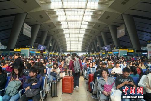10月1日,旅客在北京南站内候车。当天是国庆假期首日,北京南站迎来客流高峰。中新社记者 张兴龙 摄