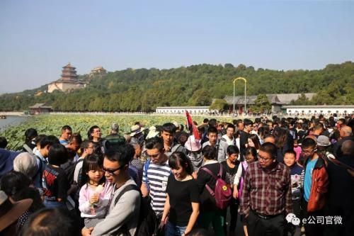 国庆黄金周:颐和园游客爆棚,首次满员限流