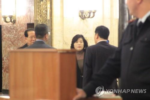 8日,刚刚结束与俄罗斯副外长莫尔古洛夫会晤的朝鲜副外相崔善姬正准备离开会场。(韩联社)