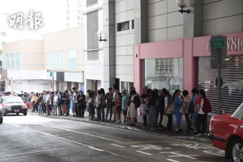 有大批市民在乐富站退票后等候的士。图片来源:香港《明报》 蔡方山/摄