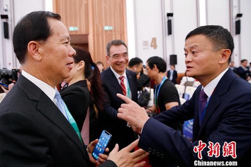 11月5日,首届中国国际进口博览会开幕式在上海国家会展中心举行。图为阿里巴巴集团董事局主席马云(右)出席开幕式。中新社记者 殷立勤 摄