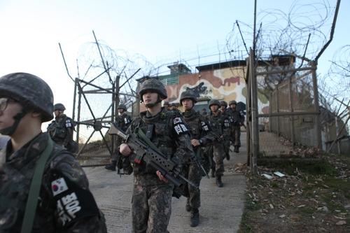 资料图：韩军官兵撤离非军事区内的哨所。（图片来源：韩联社/韩国国防部供图）