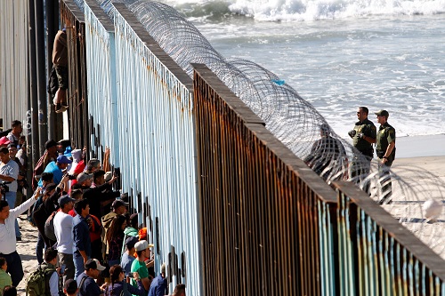 外媒:中美洲移民抵近美墨边境 美军严阵以待