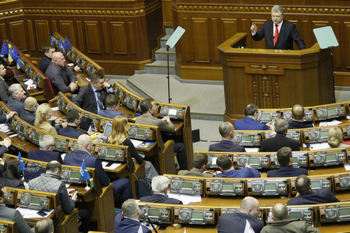 乌克兰总统波罗申科11月26日在议会发表讲话，要求议员同意实施战时状态。（路透社）