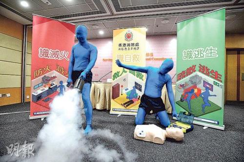 資料圖:“任何仁”一身藍色緊身裝束造型成功吸引大家眼球,成爲網絡熱話。圖片來源:香港《明報》 楊柏賢/攝