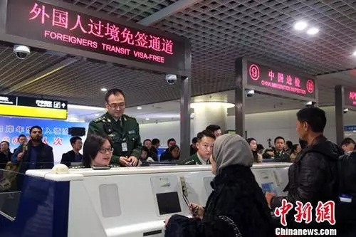 資料圖:成都雙流國際機場邊檢民警爲入境旅客辦理通關手續。<a target='_blank' href='http://www.chinanews.com/'>中新社</a>記者 王磊 攝