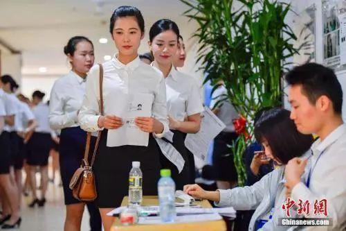 资料图:正在参加校园招聘的大学生。中新社记者 骆云飞 摄