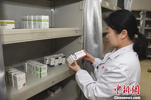　　资料图：医生正在为病人取药。中新社记者 杨华峰 摄