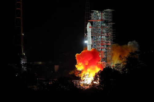 2018年12月8日2时23分，我国在西昌卫星发射中心用长征三号乙运载火箭成功发射嫦娥四号探测器，开启了人类首次月球背面软着陆的探测之旅。 新华社记者 江宏景 摄