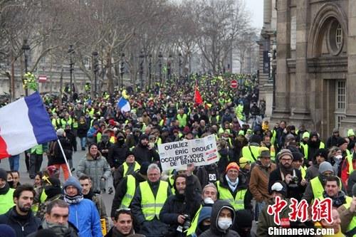 当地时间1月5日,法国2019年首轮示威登场,巴黎数以千计民众走上街头,在市中心游行抗议。这也是自2018年11月以来巴黎遭遇的第8轮示威。李洋 摄