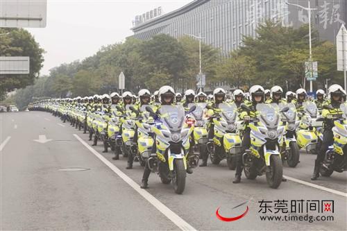 东莞铁骑警民互动：“铁骑之星”亮相 千骑竞发精彩