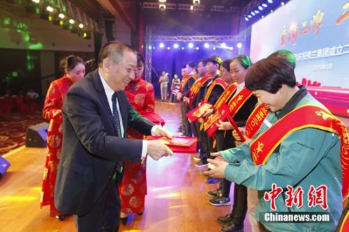 秀兰集团董事长康玉柱为优秀员工发奖