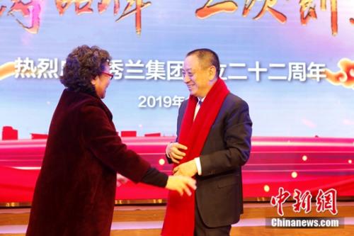 居住在秀兰社区20多年的马阿姨等业主将亲手织的红围巾送给秀兰集团