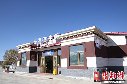 資料圖:青海湖景區新建成的公共衛生間。<a target='_blank' href='http://www.chinanews.com/'>中新社</a>記者 羅雲鵬 攝