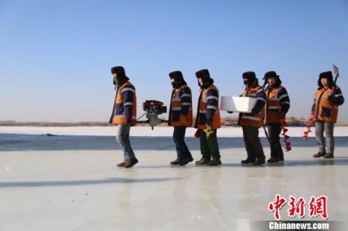 圖爲橋隧工人準備檢測。 關明月 攝
