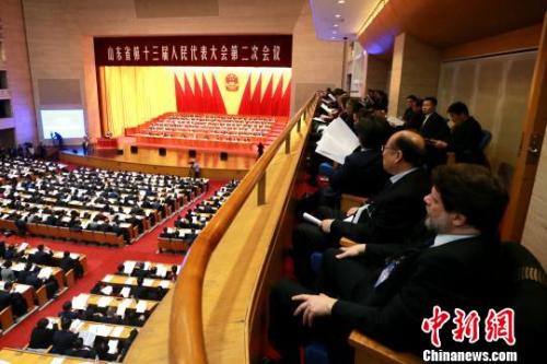 2月14日,山东省第十三届人民代表大会第二次会议在济南召开。 梁犇 摄