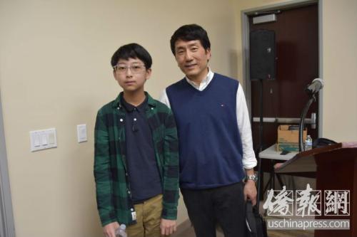 蔣紅濤博士與洛杉磯聖馬力諾中學生張家幹。(圖片來源:美國僑報記者 尚穎 攝)