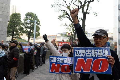 2016年12月20日,在日本首都东京,民众在日本最高法院外抗议美军基地搬迁至边野古的计划。 新华社记者马平摄