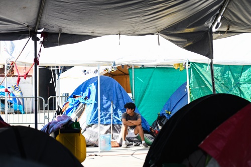 2019年1月9日，在墨西哥邊境城市蒂華納，來自中美洲的移民在臨時住所裏。 新華社記者 辛悅衛 攝