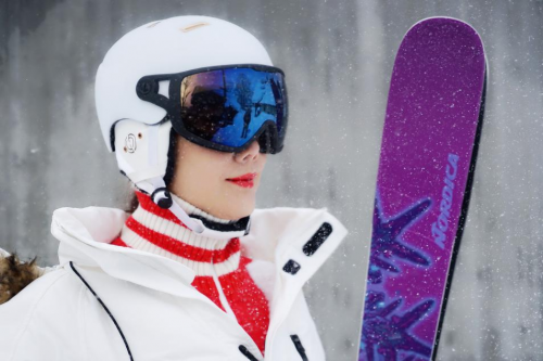 乔丝斐JOSPHERE超模珠宝设计师刘季涵跨界玩转时尚滑雪头盔