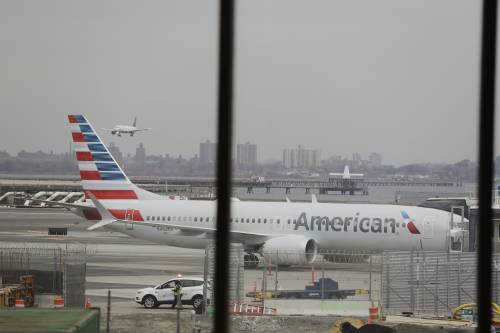 图为3月13日在美国纽约拉瓜迪亚机场拍摄的波音737 MAX 8型飞机。新华社/美联