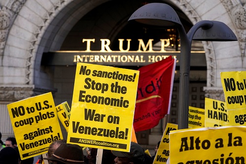示威者16日在华盛顿特朗普国际酒店门前抗议美国对委内瑞拉的干涉（路透社）