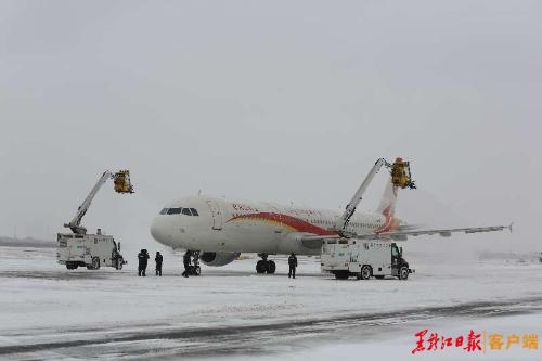 哈尔滨机场73个航班受降雪影响延误487239_