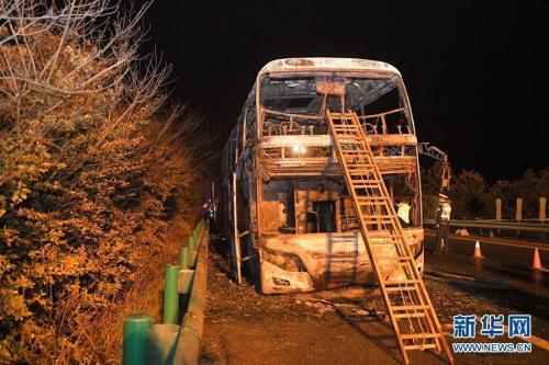 事故原因正在调查之中。图为这是事故现场的起火客车(3月23日摄)。 新华社发 陈泽国 摄 图片来源:新华网