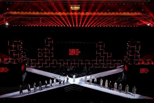 sheme亮相西安国际时装周闭幕式 惊艳古都城墙