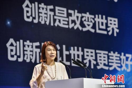 资料图:董明珠作主题演讲。 陈骥旻 摄
