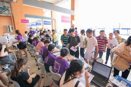 广东科技学院大学 广东科技学院迎来1万余名新生,这对兄弟顺利入校报到