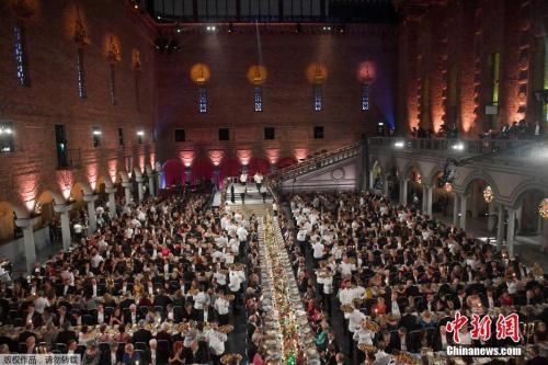 　资料图：当地时间2018年12月10日，瑞典斯德哥尔摩，2018诺贝尔奖晚宴举行，诺贝尔奖得主、瑞典王室成员与众多名流出席。
