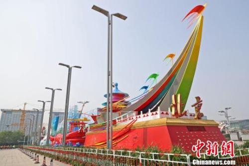  34辆参加过庆祝新中国成立70周年庆典大会的彩车在奥林匹克公园集中亮相。北京市朝阳区供图