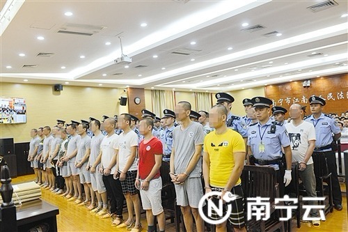 26名疑犯出庭受审。记者 陆增安 摄