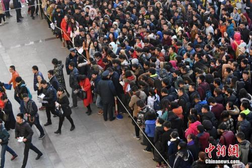 资料图:一公务员考点,考生排队准备进入考场。武俊杰 摄