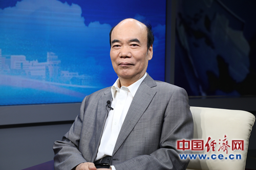 uedbet没了-姑娘,你外套挺好看但还缺个包,配饰这么闪但缺件礼服!